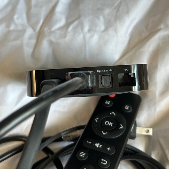 Apple TV Gen 3, HDMI, and Remote - Picture 4 of 4